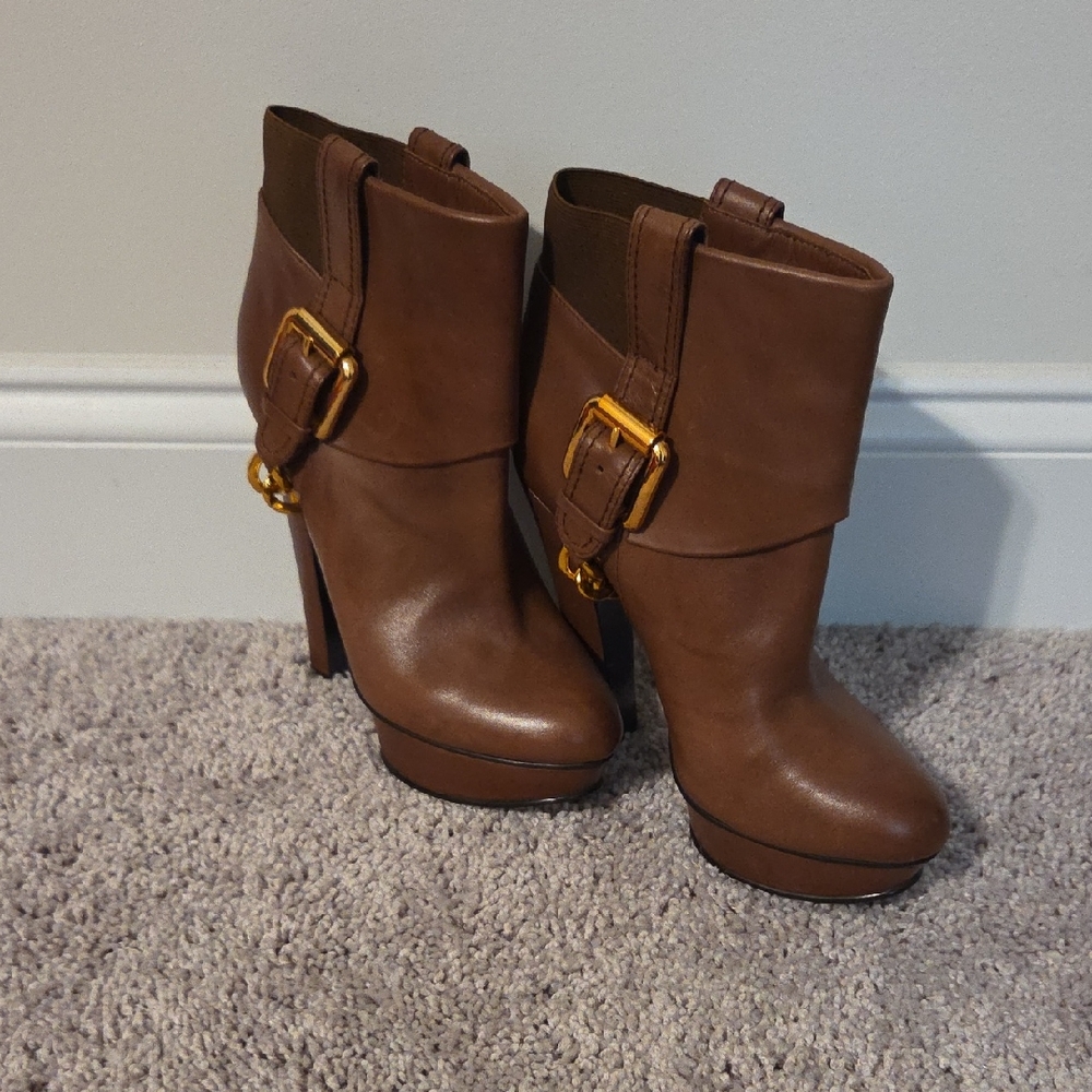Elegant Brown Ankle Boots with Gold Buckle